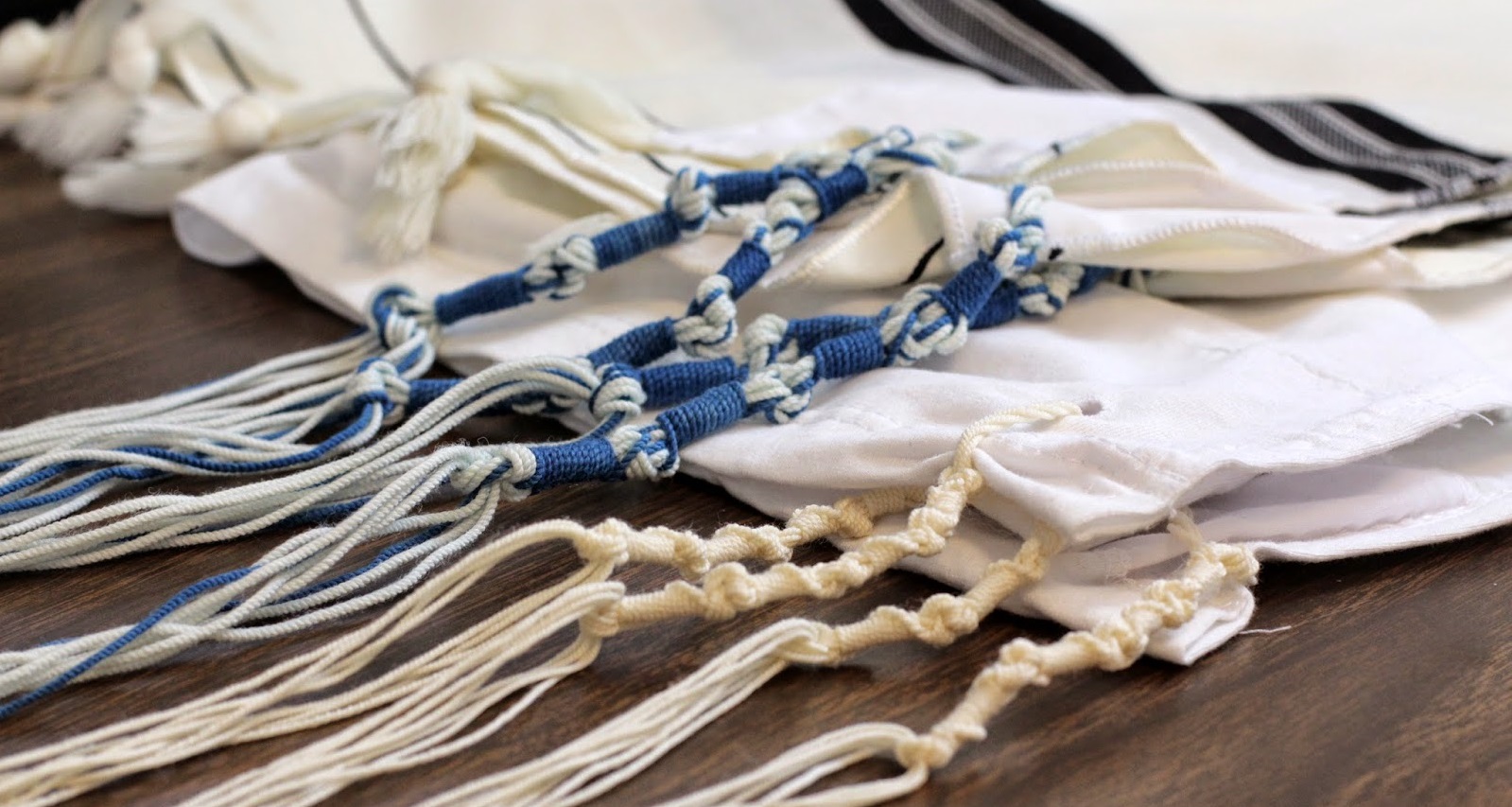 CULTURA HEBRAICA TALIT & TSITSIT ENTRE FRANJAS & NÓS