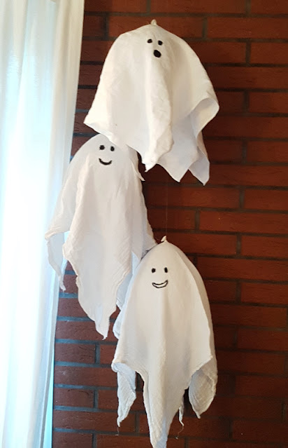 Schwebende Geister: Eine blitzschnelle Last-Minute-Halloween-Deko mit Luftballons basteln. Mehrere Gespenster hängen an der Wand und verschönern das gruselige Fest!