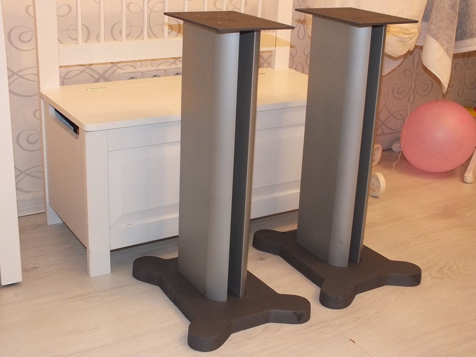 Infrequent Sound [sex.tex] technology: B&W Bowers & Wilkins FS-700