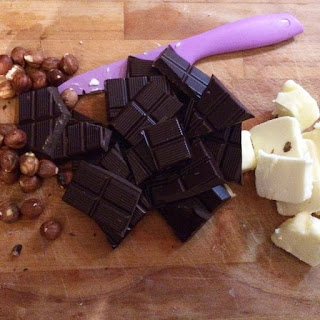 Cioccolato e burro per il Brownies Iai frutti di bosco e cioccolato bianco