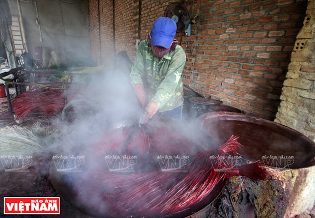 ...và sợi cói phải được nhúng đều vào nước nhuộm để giữ được màu tươi lâu.