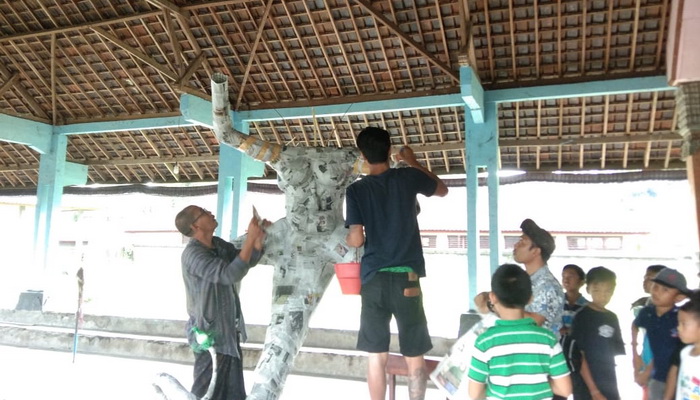 Seniman Lanang Mantra Olah Barang Bekas Menjadi Karya Ogoh-ogoh Unik