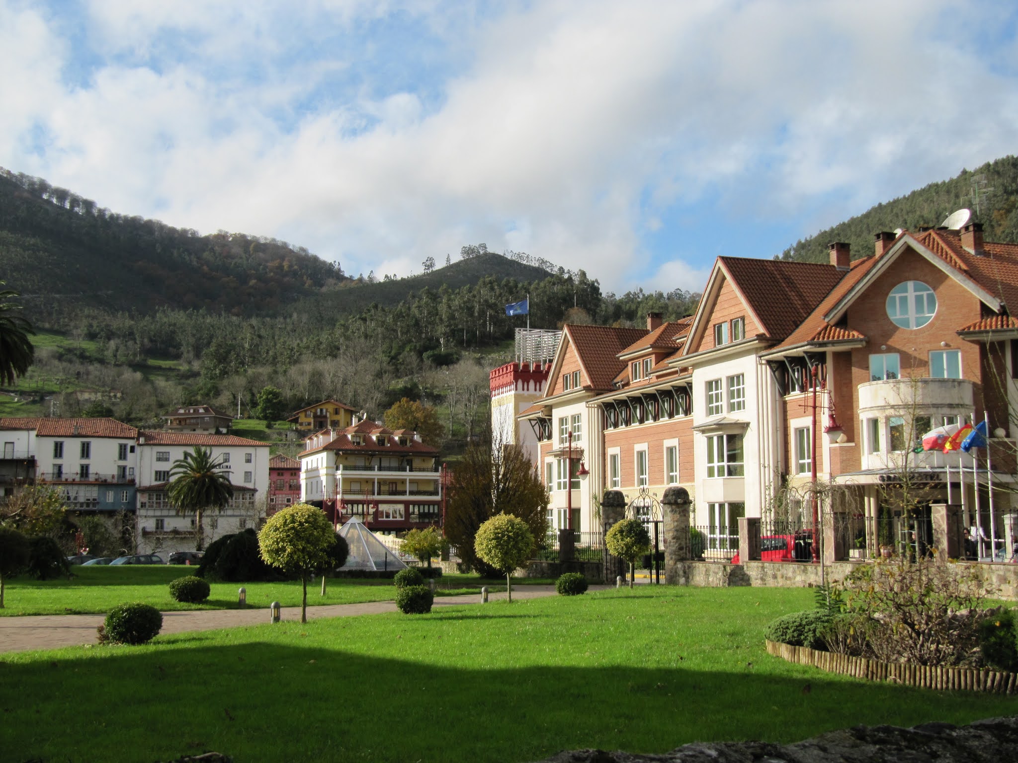 Puente Viesgo aguas, cuevas y mucha