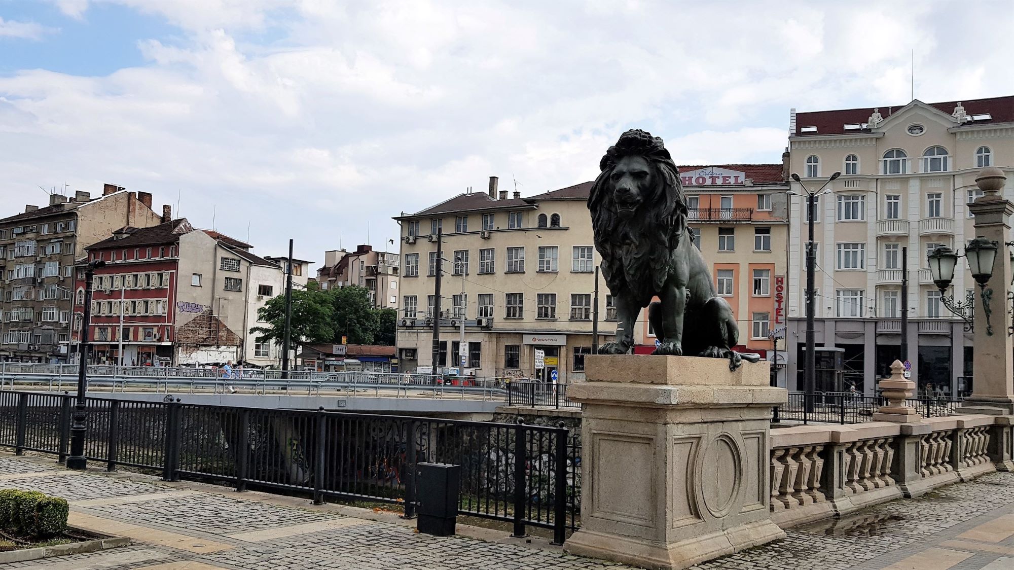 The sculpture of a lion in the left corner of the bridge