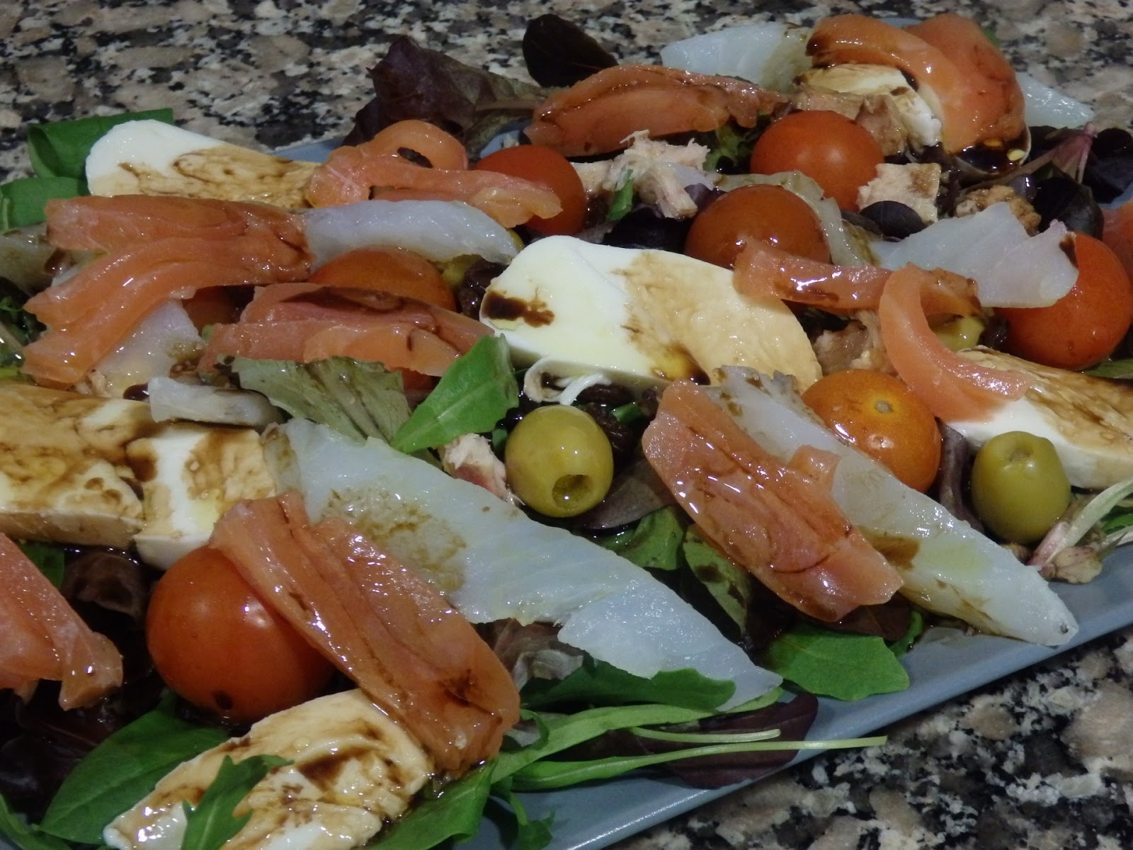 OSUKAA IS COOKING ENSALADA CON MOZZARELLA LIGHT, BACALAO Y SALMÓN