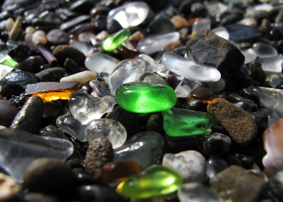 Glass-and-rocks-on-Glass-Beach-in-Fort-Bragg-CA