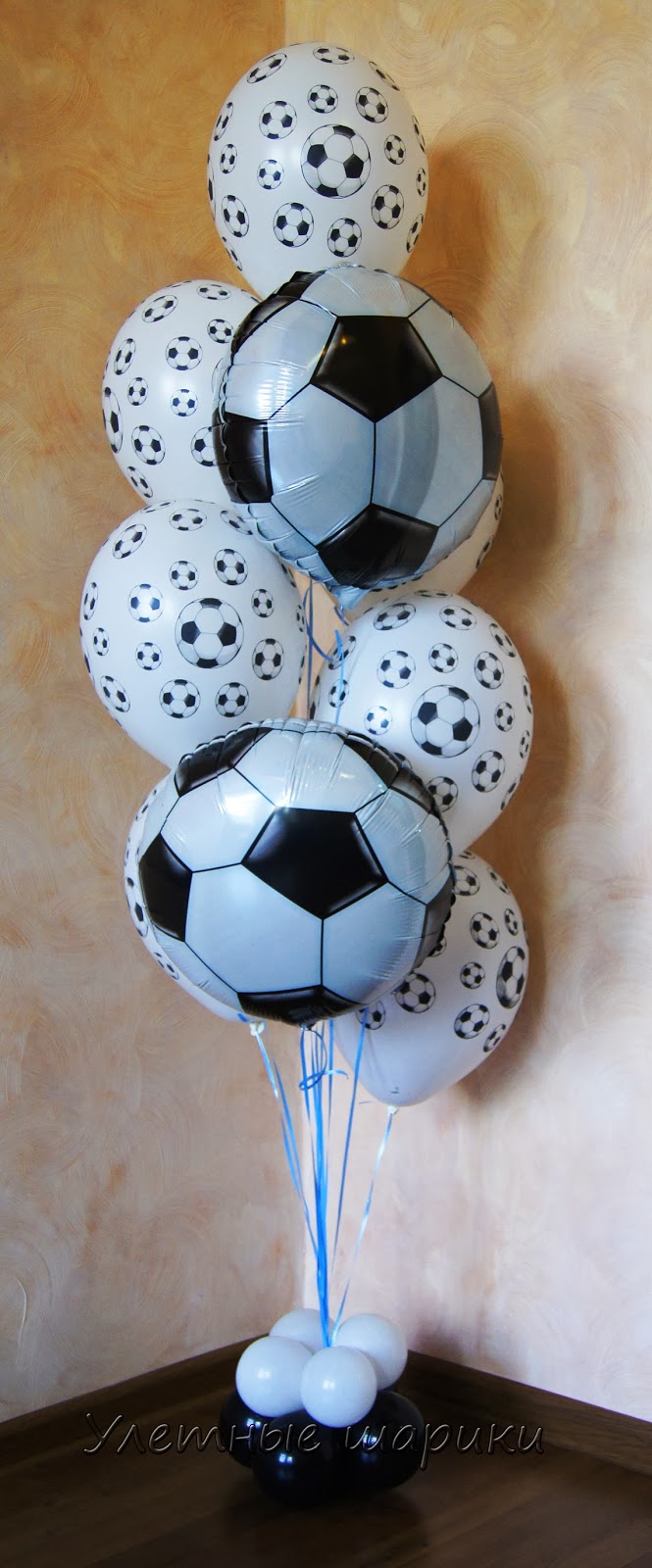 букет из воздушных шаров с футбольными мячами