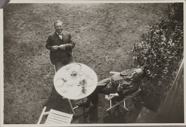 Wassily Kandinsky e Paul Klee  sulla terrazza della casa dell'insegnante a Dessau.