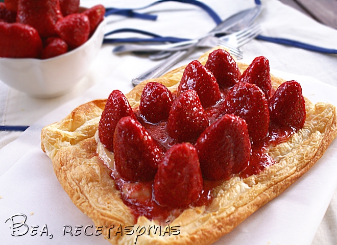 Tarta de hojaldre con crema pastelera y fresas