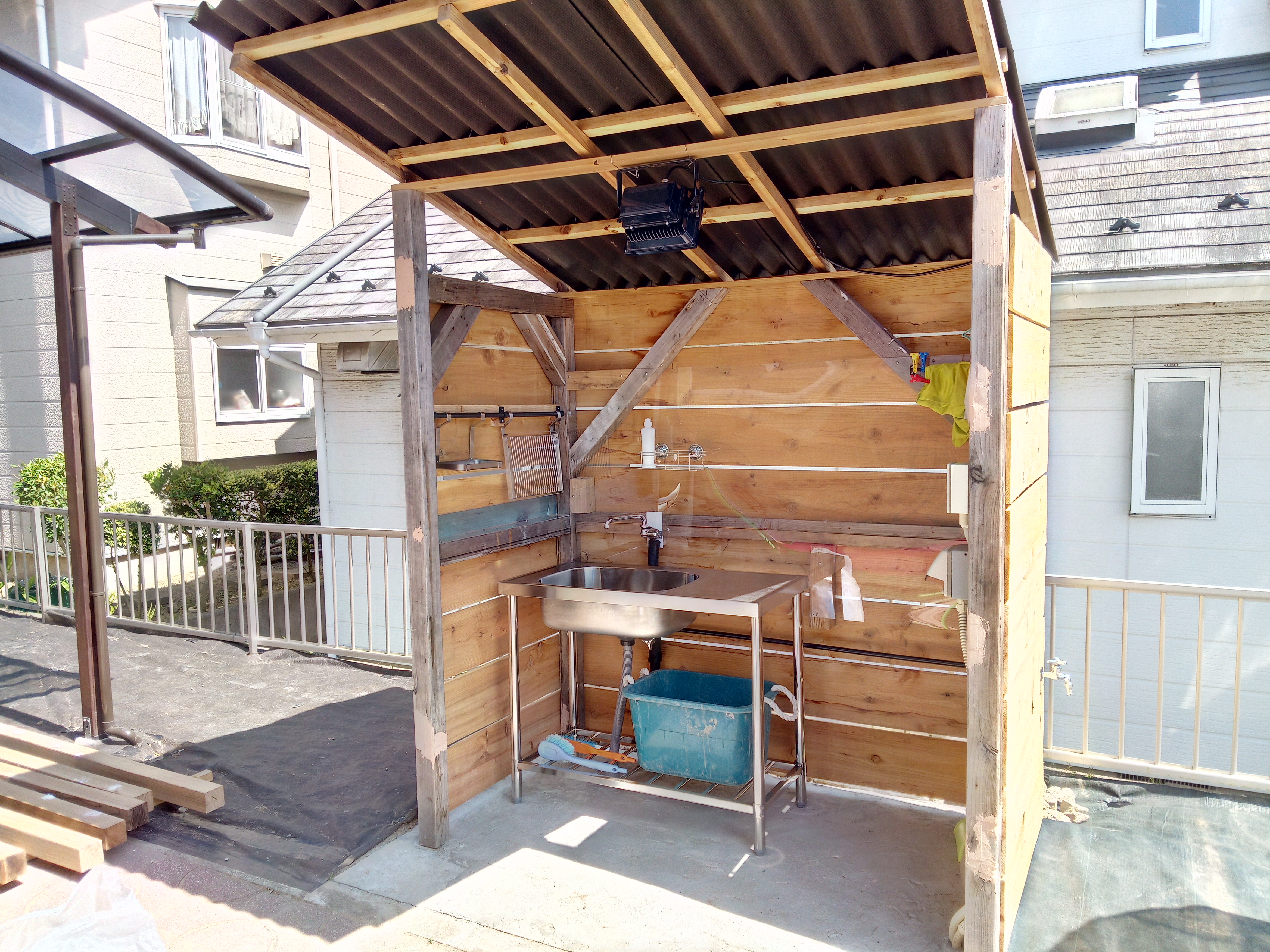 小林家内業 Kobayashi home office blog 廃材で屋根付き屋外キッチンを制作