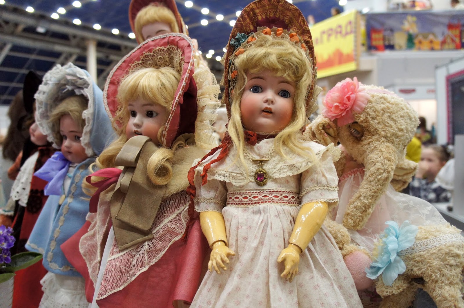 Куколки москвы. Выставка кукол. Выставка кукол в Москве. Куклы на Тишинке. Куклы Москва и москвичи.