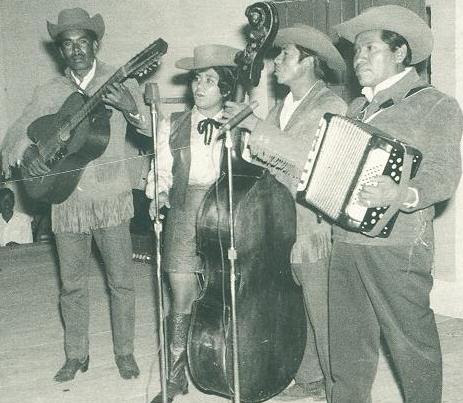Viviendo La Vida Entre La Musica Nortena