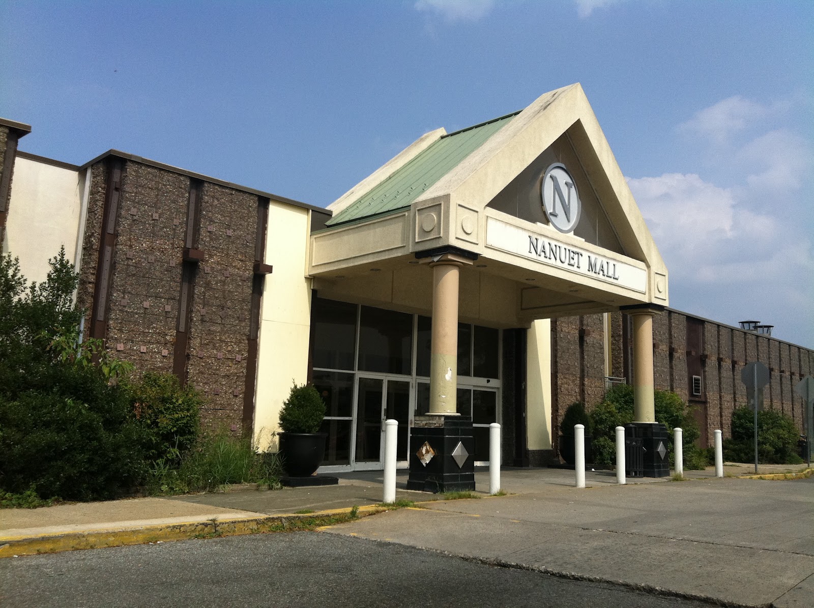 Dead and Dying retail Nanuet Mall in Nanuet, New York