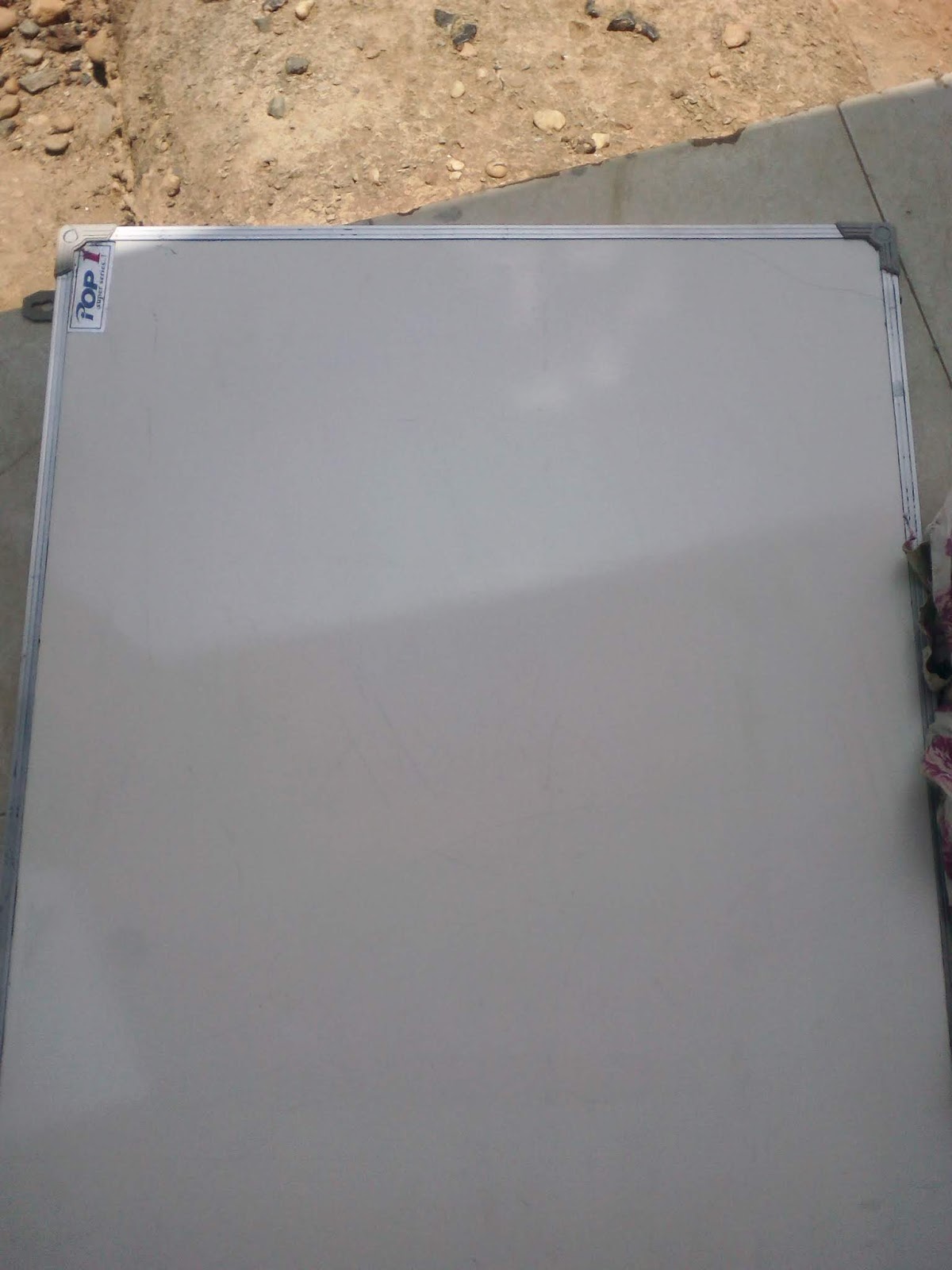 Menghilangkan Noda Bekas Double Tape di White Board Yang