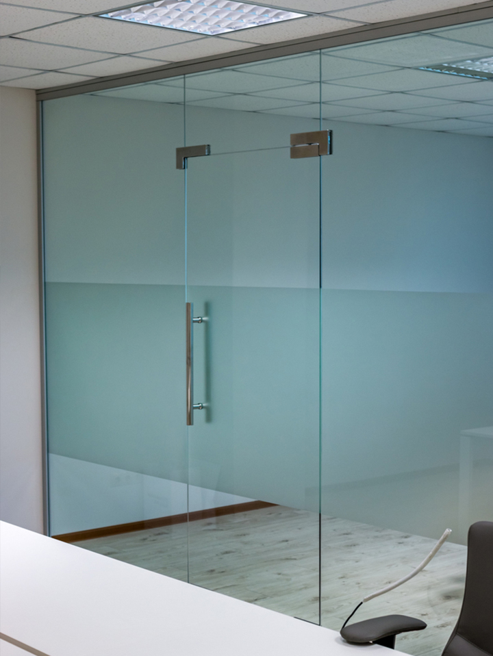 Features of the production of glass doors