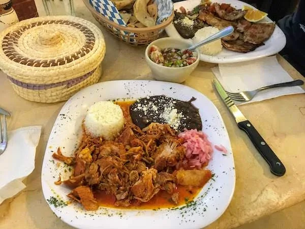 ユカタン半島の伝統料理、コチニータピビル