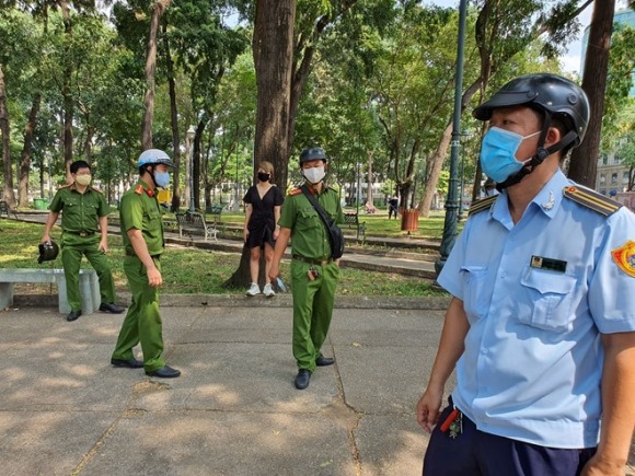 Tháo khẩu trang ra ăn, người Sài Gòn bị phạt: Thế nào là không đeo khẩu trang?