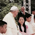 El Papa, tomado por asalto por los niños de Manila