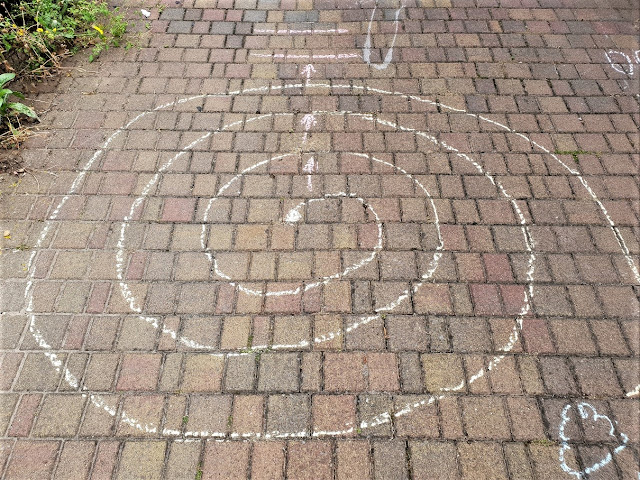 zabawy podwórkowe dla dzieci, ślimak narysowany kredą na chodniku zabawa dla dzieci
