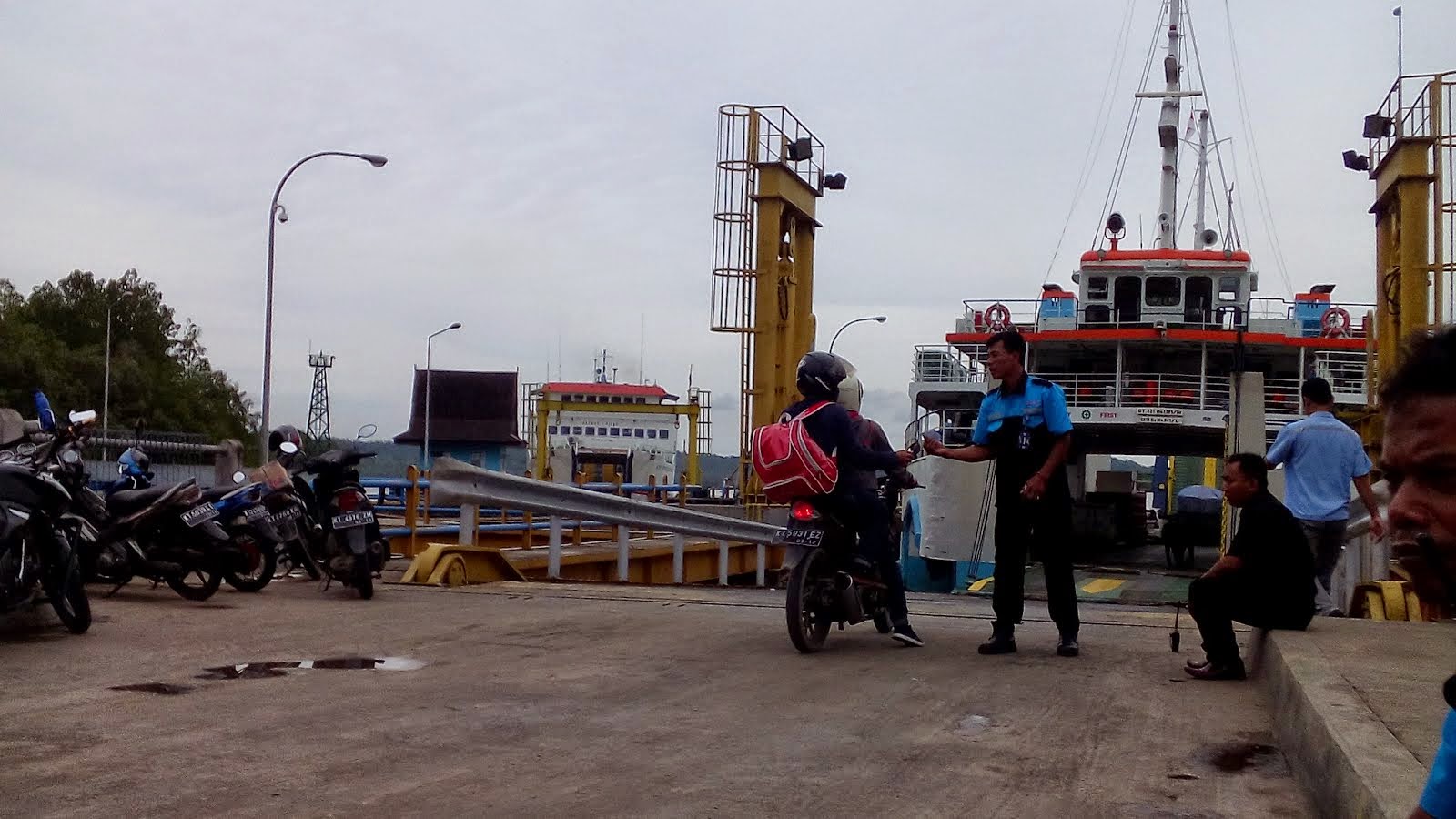 Foto Foto Di Pelabuhan Penyeberangan Feri Kariangau