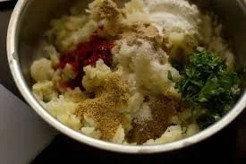 mix-potatoes-with-spices
