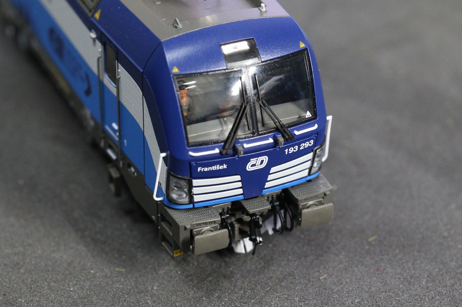 LGとプラダの提携による3台目の携帯電話が国内に到着