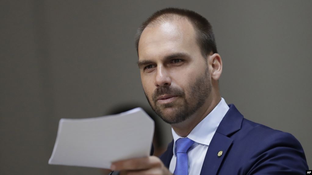 Eduardo Bolsonaro, a quien su padre pretende nombrar embajador en Washington, afirmó el jueves 29 de agosto de 2019 que acompañará al canciller Ernesto Araújo para dar su 