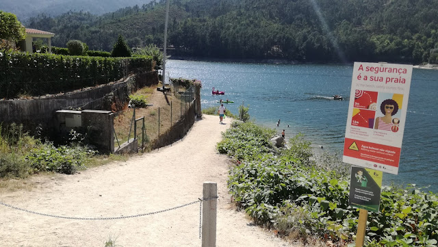 Acesso á praia fluvial da barragem