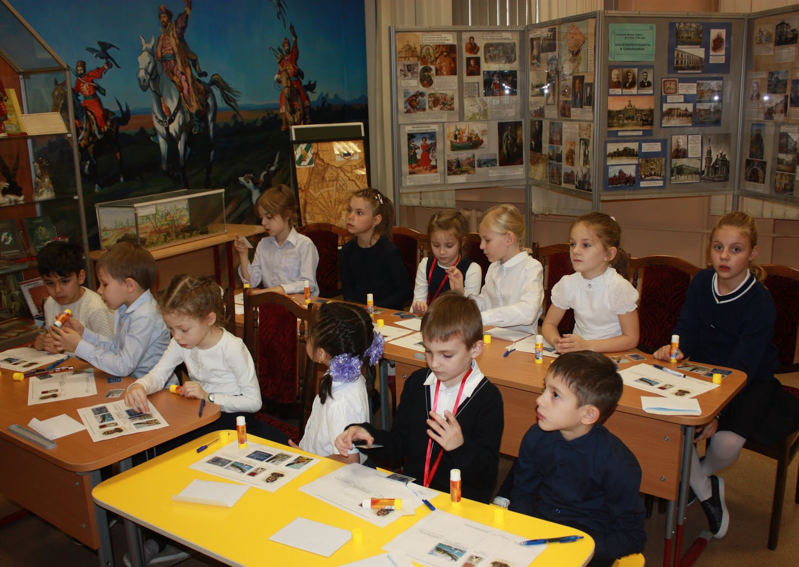 Ученики в музее