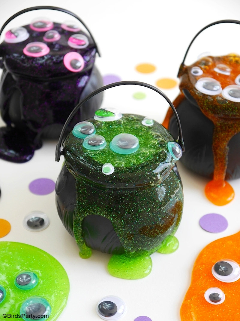 Quick and Easy Halloween Slime Recipe For Kids - learn to make this fun and pretty spooky slime for your Halloween party! by BirdsParty.com @birdsparty #slime #slimerecipe #halloween #halloweenslime #monsterslime #halloweencrafts #diyslime #diyhalloween #halloweenslimerecipe #slimeforkids #howtomakeslime