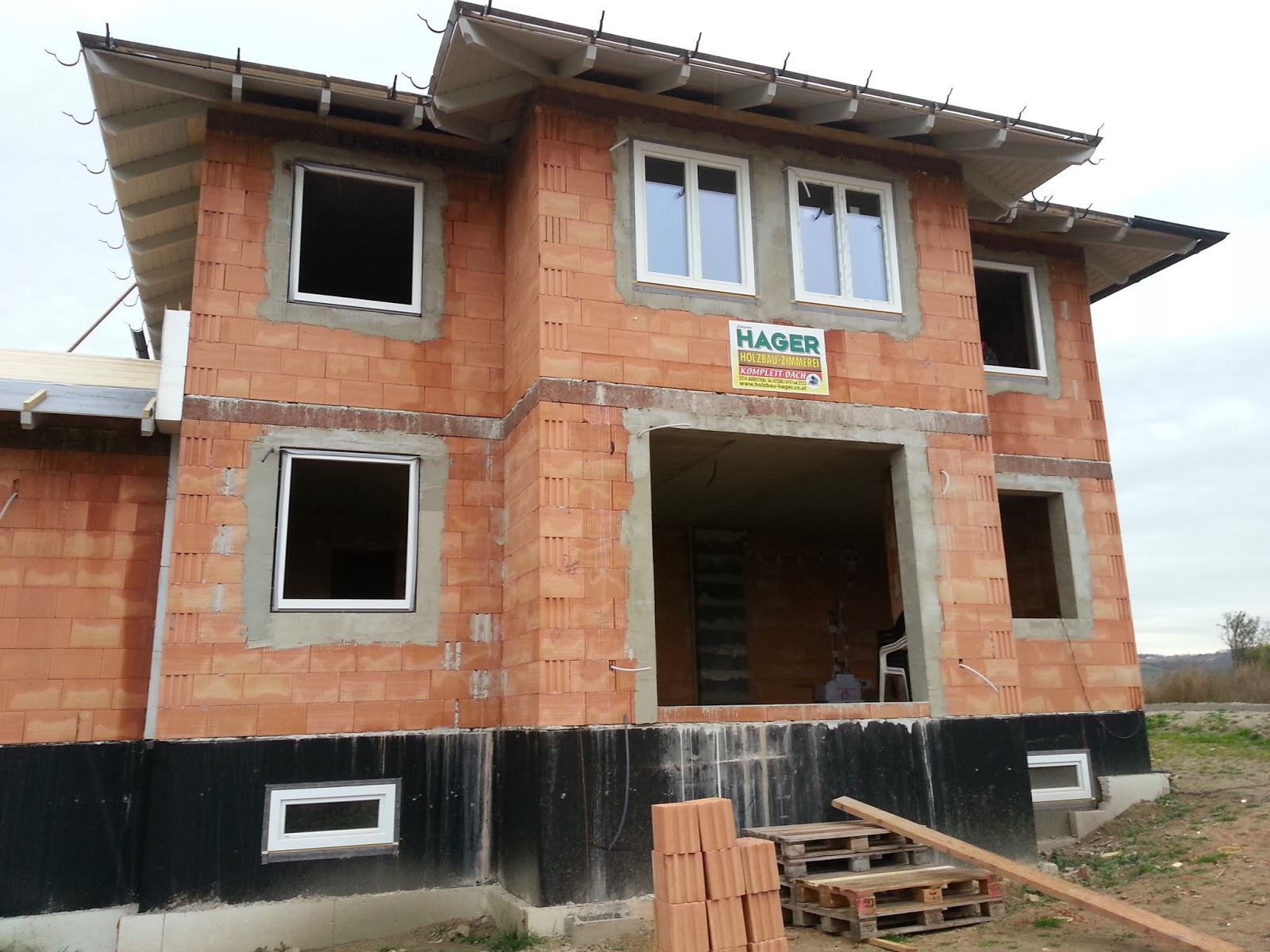Hausbau Familie Steinmetz: Fenster und div. Arbeiten schon im Haus