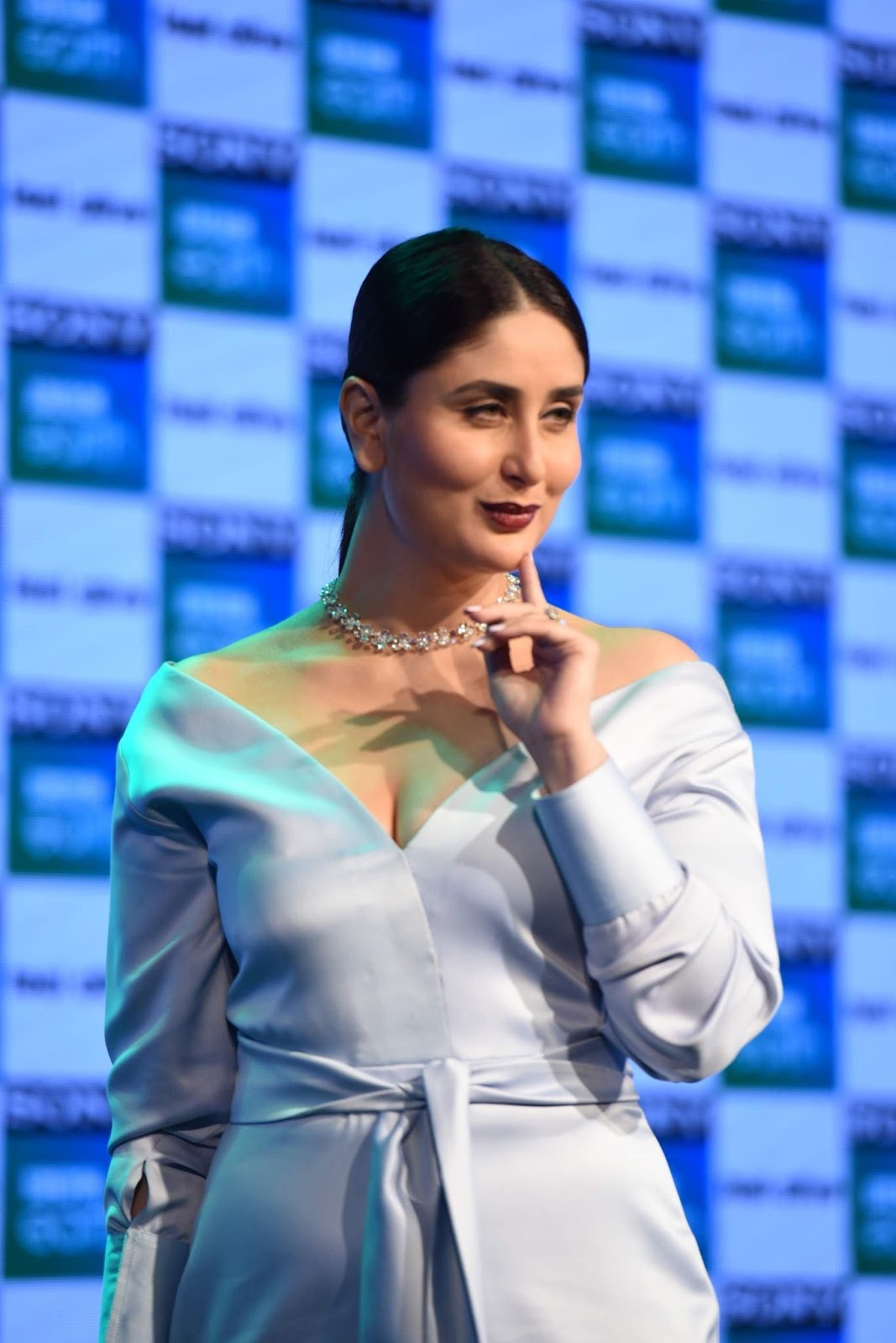 High Quality Bollywood Celebrity Pictures Kareena Kapoor Super Sexy Cleavage Show At The Launch