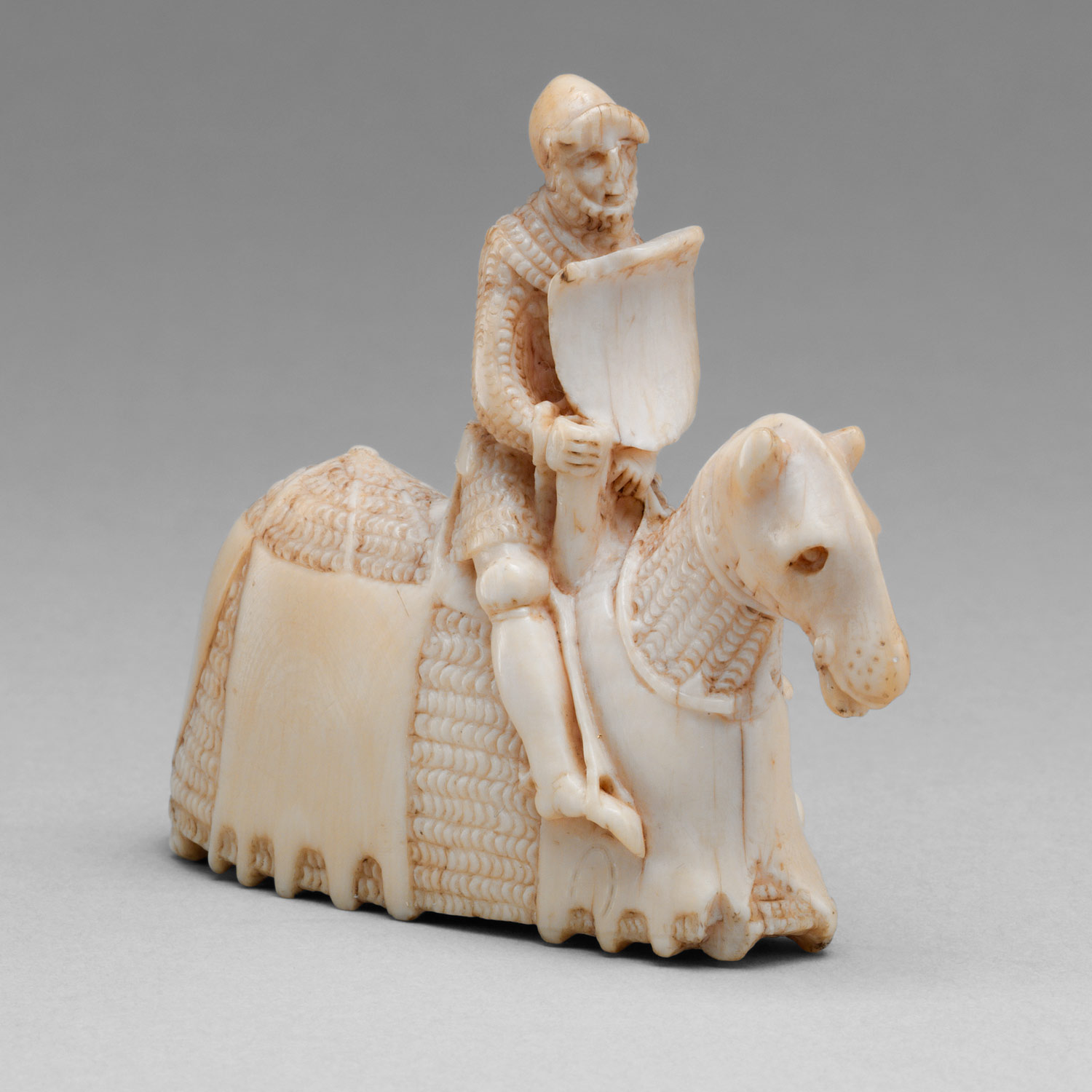 Слоновая кость история. Шахматы с фигурами из слоновой кости. Конь шахматы. Шахматная фигура конь. Фигуры из слоновой кости древности.