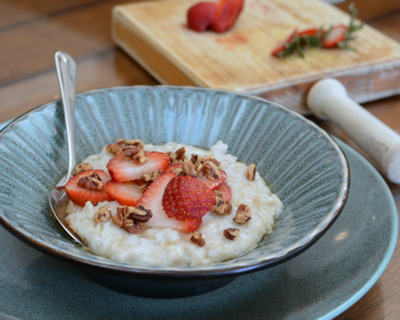 How to Transform Your Morning Oatmeal with Creamy Oatmeal ♥ KitchenParade.com, half steel-cut oats and half old-fashioned rolled oats cooked in part milk, part water. Great texture. Great for meal prep. Weight Watchers Friendly.