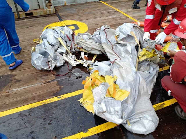 Video Lokasi Jatuhnya Pesawat Lion Air Terlihat Serpihan Pesawat Sudah Ditemukan Video Lokasi Jatuhnya Pesawat Lion Air Terlihat Serpihan Pesawat Sudah Ditemukan