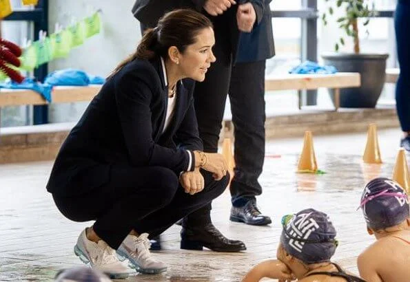 Crown Princess Mary wore a navy blazer and trousers from Hugo Boss. Agnesy Regular fit jacket and Hefena trousers. Nike fly trainers