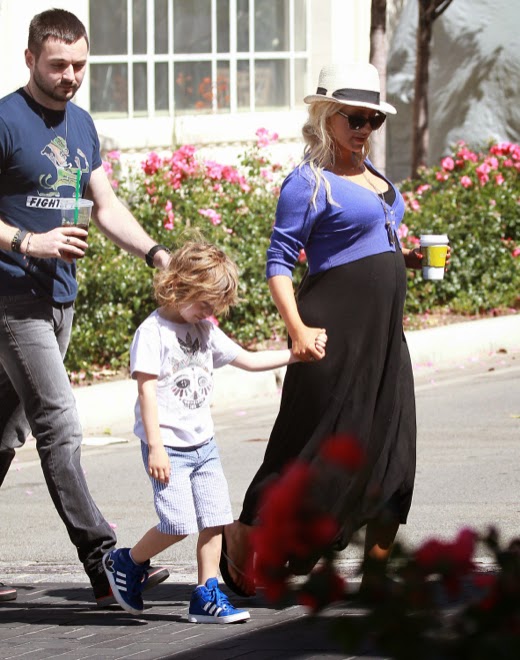 The Voice Season 8 S [photos] Christina Aguilera And Son Max Hold Hands For A Mothers Day