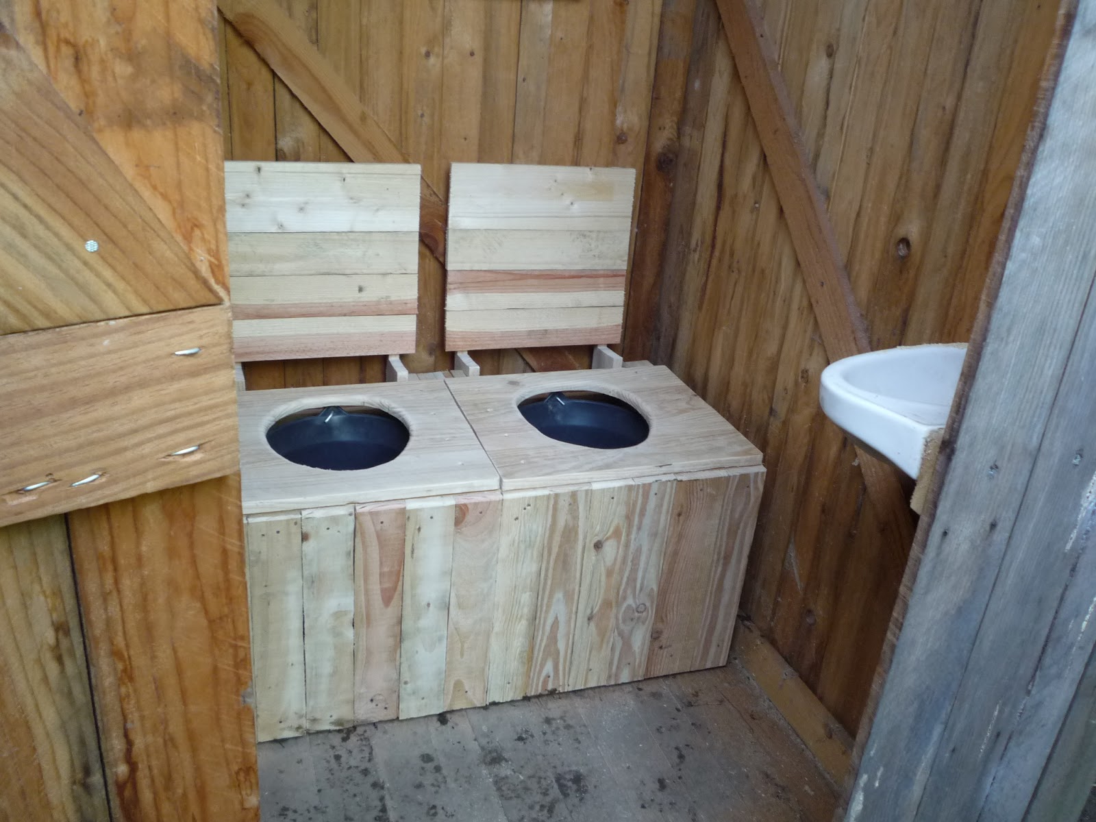 DIY dry toilet system for 8 Euros or 11 Part 2 The Cabin
