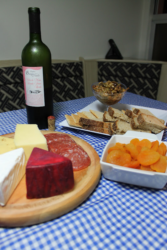 *: Noite de queijos e vinho