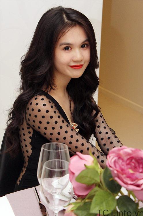 Người đẹp Ngọc Trinh bỗng nổi đoá trên Facebook