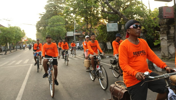 Gowes Sembari Bagikan Ratusan Tas Ramah Lingkungan di Denpasar