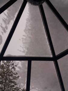 Lasi-iglun koko katto avautuu taivaalle. Voi vain kuvitella, millainen näky sieltä avautuu revontuliyönä.