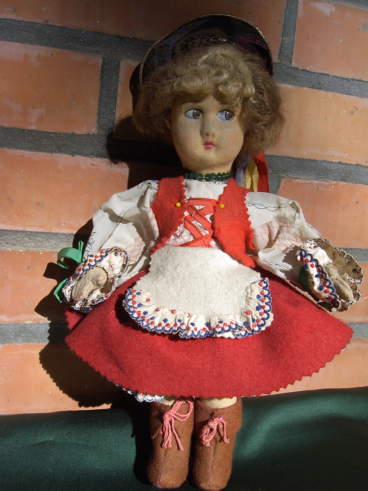 Due IN LEGNO CAPPELLO Parrucca STAND DOLLS HOUSE miniatura Accessorio bambola