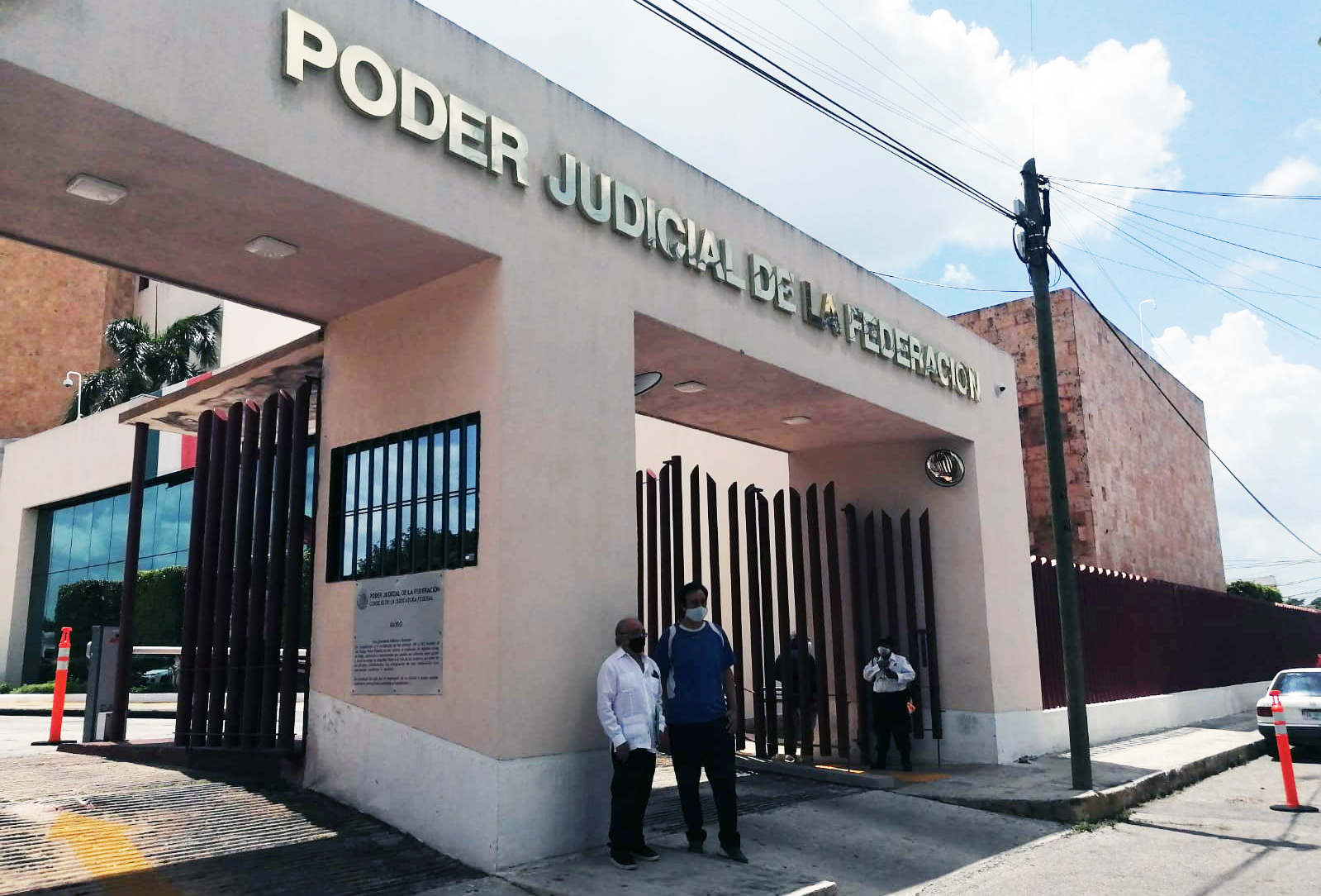 Presentan amparo federal para vacunar a un menor estudiante en Mérida