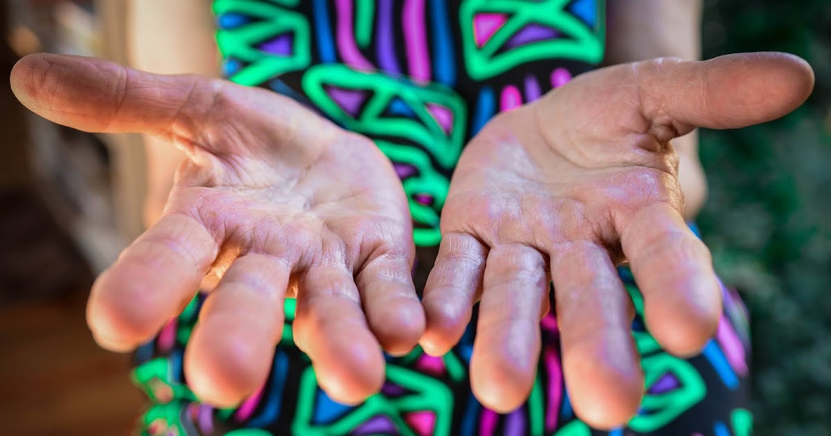 "Grease the palm" nghĩa là gì?