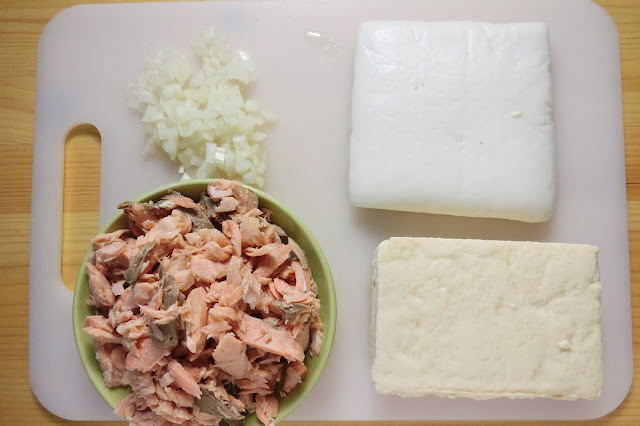 鮭はほぐしてフレークにし、豆腐はパックから取り出して軽く表面の水分を拭き取っておきます。 玉ねぎはみじん切りに切ります。