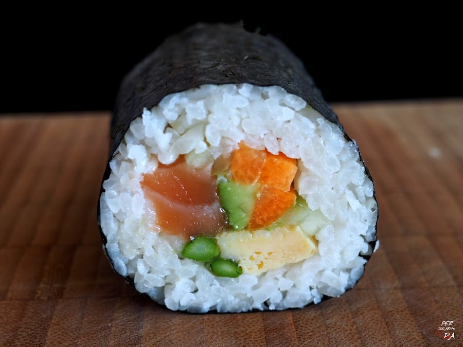 Dos variedades de sushi: futomaki y chirashi, con salmón, atún rojo y verduras.