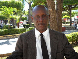 Jefe de Investigaciones de la Policía en Barahona agrede al periodista Paúl Meguis