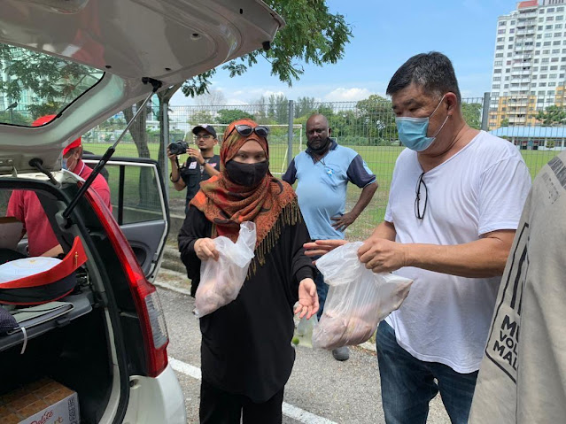 Volunteer MVM Agihan Ayam Syawal Bersama Uncle Kentang