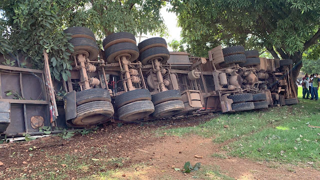 Motorista invade canteiro central e tomba carreta após derrubar árvores no Trevo do Roque 6 Motorista invade canteiro central e tomba carreta após derrubar árvores no Trevo do Roque